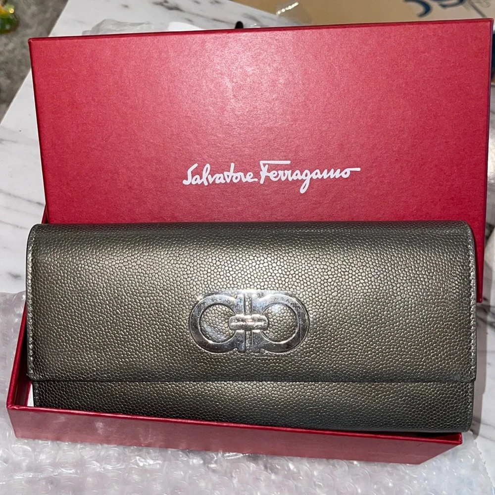 Salvatore Ferragamo wallet excellent Condition color is gun metal with silver - Picture 1 of 7